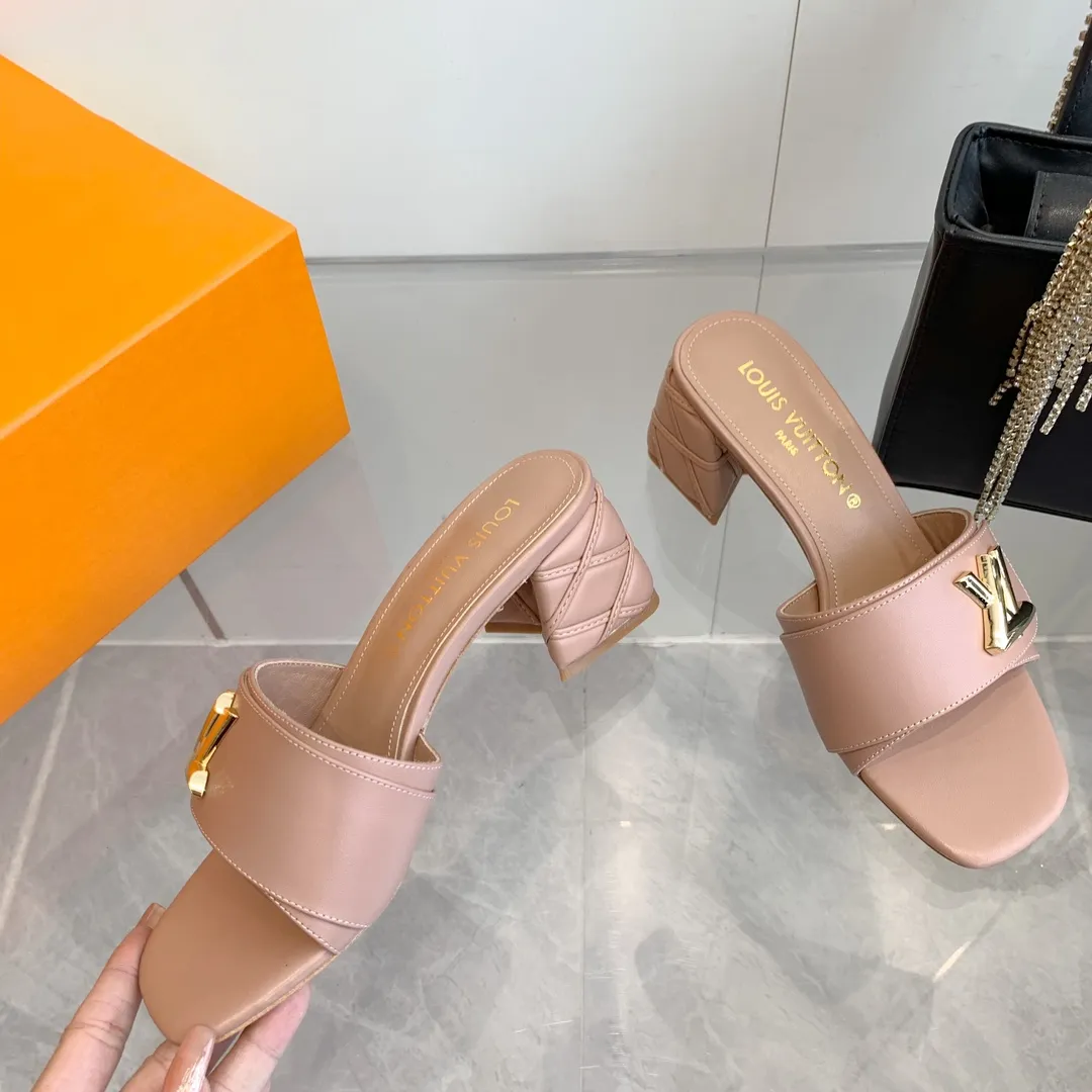 👟👟Ex-factory price 520👟👟 LV | Louis Vuitton ²⁰²³ 𝐬𝐬 🧡💚2️⃣0️⃣2️⃣4️⃣Early spring new model, top version⚠️ The counter features the latest models, square toe sandals, hard goods are new🆕 ❥Purchase level! Full of high-end feel! A popular model among bloggers at home and abroad, it’s retro and fashionable and looks amazing on your feet! Mainly recommended model on the official website★ ━━━━━ ЅᏇєєt ━━━━━ ▪️Upper: original cowhide + metal buckle ▪️Lining: imported goatskin lining ▪️Outsole: original Italian leather outsole ▪️Heel height: 5.5cm 9cm ▪️Shoe size: 35-39 (40 and 41 customized items are not returnable or exchangeable)